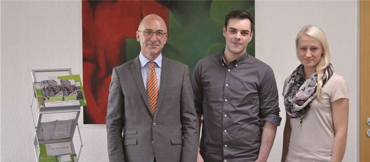 Bürgermeister Bert Spilles begrüßt mit Bianca Büser im Team der Stadtverwaltung den neuen Auszubildenden, Leonard Breutigam. Stadt Meckenheim
