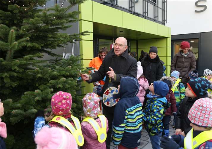 Bürgermeister Bert Spilles begrüßte die Kinder der Kitas und freute sich sichtlich auf das gemeinsame Schmücken des Baums. Fotos: StF