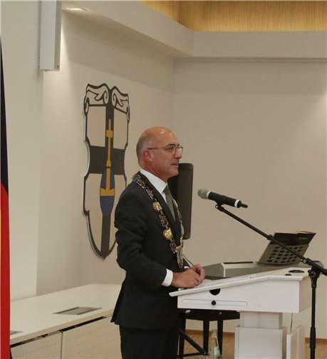 Bürgermeister Bert Spilles bei seiner Rede zum Festakt.