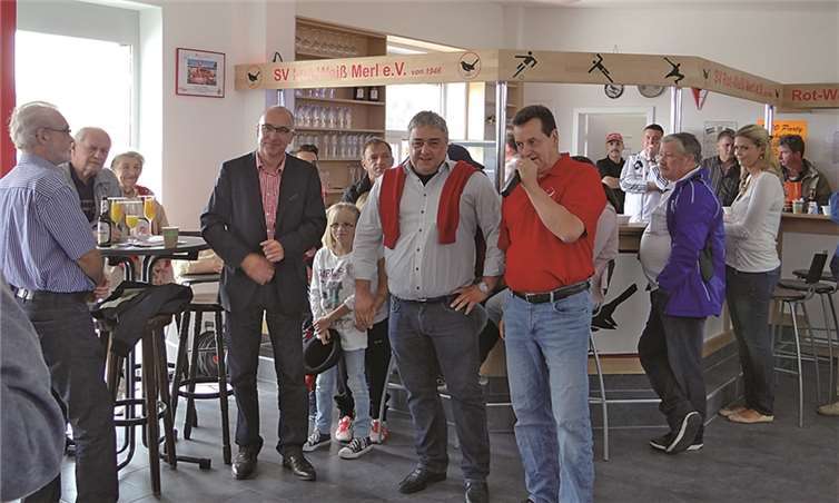Bürgermeister Bert Spilles, der Abteilungsleiter Handball Mannfred Schmitz und Frank Steinseifer, Vorsitzender des SV Rot-Weiß Merl e.V. privat