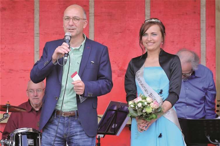 Bürgermeister Bert Spilles eröffnete das Blütenfest mit Blütenkönigin Ilona Lubaschewski. StF