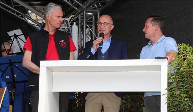 Bürgermeister Bert Spilles eröffnete die Apfelroute in Meckenheim. Fotos: StF