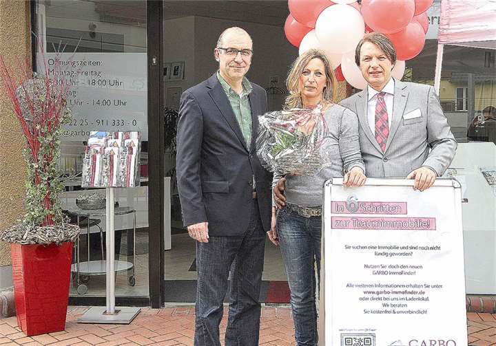 Bürgermeister Bert Spilles gehört zu den Gratulanten am Eröffnungstag der Firma GARBO (v.li.): BM Bert Spilles, Maren und Heinz Bosbach.STEIN