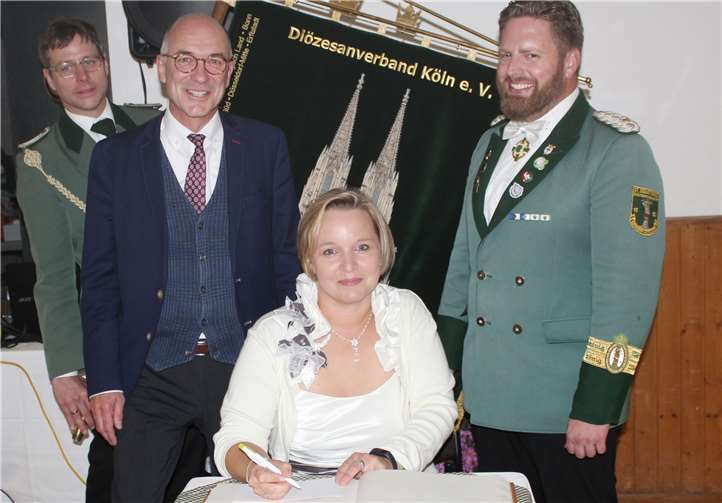 Bürgermeister Bert Spilles hatte das Goldene Buch der Stadt Meckenheim mitgebracht, damit sich das scheidende Diözesankönigspaar Helga und Christian Klein eintragen konnten.