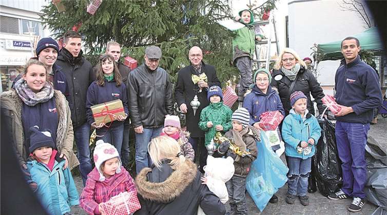 Bürgermeister Bert Spilles hatte sichtlich Spaß daran, den Weihnachtsbaum mit so vielen kleinen und großen Helfern zu schmücken.