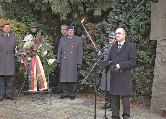 Bürgermeister Bert Spilles hielt eine bewegende Gedenkrede. WEIGERT