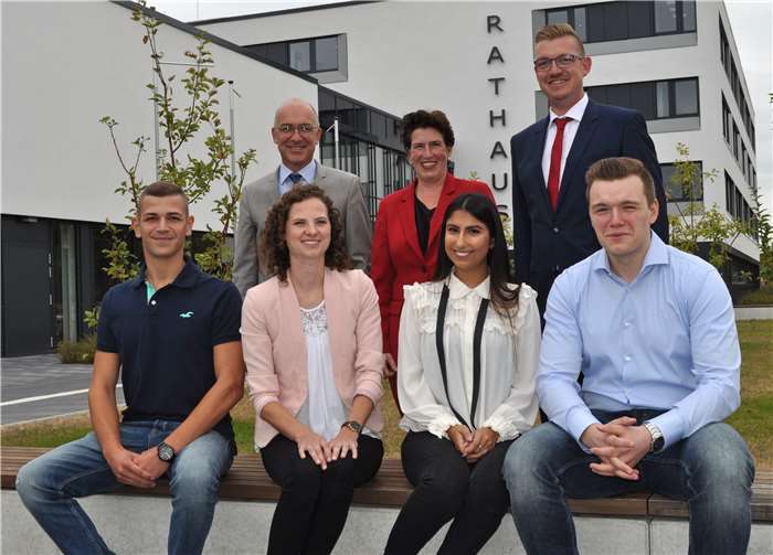 Bürgermeister Bert Spilles (hinten links) begrüßt im Beisein des städtischen Ausbildungsbeauftragten Marco Deckers (hinten rechts) und der Fachbereichsleiterin Personal Britta Röhrig (hinten Mitte) die neuen Auszubildenden (vorne von links) Alexander Grosa, Klara Manner, Bahar Ülker und Daniel Neuhaus. Stadt Meckenheim
