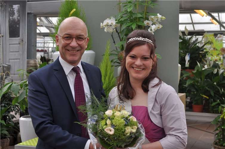 Bürgermeister Bert Spilles inthronisiert Sarah Wiegershaus als siebte Blütenkönigin. Stadt Meckenheim