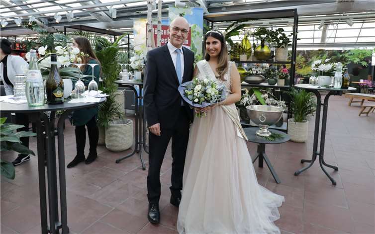 Bürgermeister Bert Spilles krönte die neue Blütenkönigin Bahar Ülker.Fotos: CEW