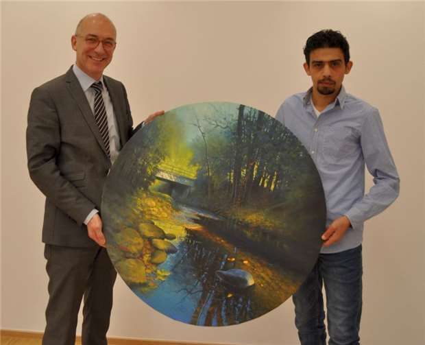 Bürgermeister Bert Spilles (l.) und der Meckenheimer Künstler Ramy Orfaly bei der Besichtigung des Ratssaales als Ausstellungsort mit dem Bild „Meckenheim“.  Stadt Meckenheim