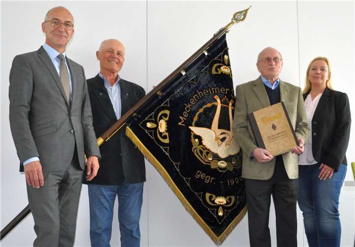 Bürgermeister Bert Spilles (l.) und die Leiterin des städtischen Fachbereichs Bildung, Kultur und Sport Susanne Zwicker (r.) begrüßten Theo Beck (2.v.l.) und Heinrich Müller (3.v.l.) im Rathaus. Stadt Meckenheim