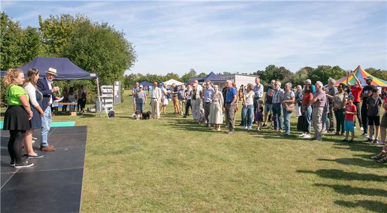 Bürgermeister Bert Spilles (links) begrüßte zahlreiche Teilnehmer bei derEröffnung des Sport- und Spielfestes „Meckenheim vereint“. Fotos: JOST