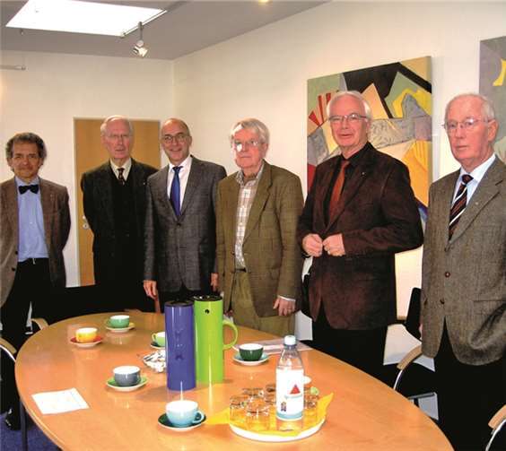 Bürgermeister Bert Spilles lud den Vorstand des Lions Clubs Bonn-Rhenobacum ein, um bei einer Tasse Kaffee über in Meckenheim geplante Hilfsmaßnahmen im Bereich der Jugendarbeit zu sprechen. Die Lions-Amtsträger beteiligten sich am lebhaften Gespräch (v.li.): Clubsekretär Per Seeliger, Activity-Beauftragter Rolf Hüttel, Bürgermeister Bert Spilles, Clubmaster Dieter Klepzig, Präsident Joachim Krüger und Schatzmeister Manfred Katthagen. privat