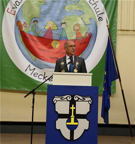 Bürgermeister Bert Spilles mit Amtskette bei seiner Festrede.