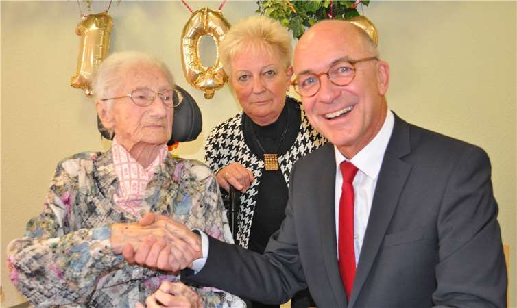 Bürgermeister Bert Spilles (re.) gratuliert Hedwig Barowsky (li.) zum Geburtstag; in der Bildmitte: Evelyn Geupel, die Nichte der 103-Jährigen. Foto: Stadt Meckenheim