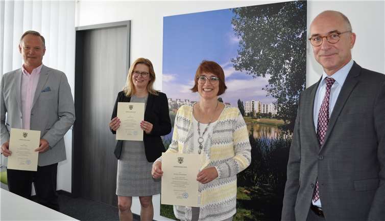 Bürgermeister Bert Spilles (rechts) gratuliert Lothar Ludwig (links), Klaudia Arnold (2.v.l.) und Christine Grzesik-Hönig (3.v.l.) zum Dienstjubiläum.Foto: Stadt Meckenheim