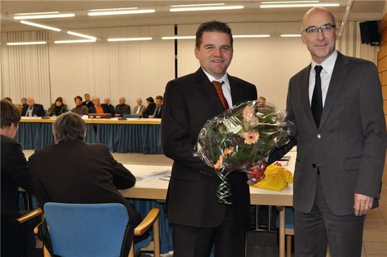 Bürgermeister Bert Spilles (rechts) gratulierte dem frisch gekürten neuen Ersten Beigeordneten Holger Jung. Foto: AT