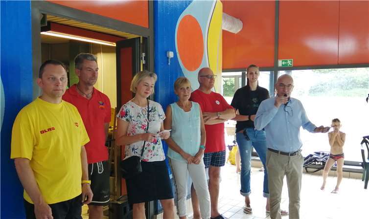 Bürgermeister Bert Spilles (rechts im Bild) eröffnete das Schwimmbadfest. Foto: Förderverein Hallenfreizeitbad Meckenheim
