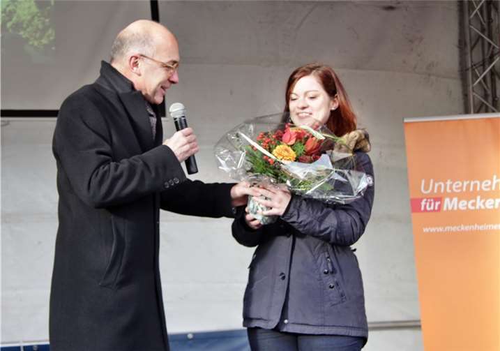 Bürgermeister Bert Spilles stellt die Blütenkönigin 2016 auf der Bühne des Zintemaats vor.