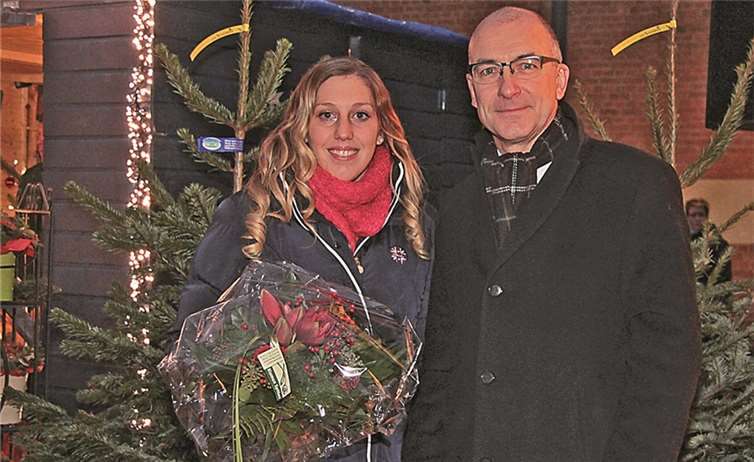 Bürgermeister Bert Spilles stellte die neue Blütenkönigin Sarah Ibraimi auf dem Zintemaat vor.STEIN