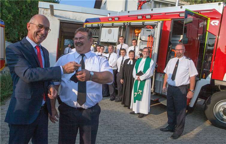 Bürgermeister Bert Spilles übergab den Schlüssel für das neue Tanklöschfahrzeug TLF vor dem Feuerwehrgerätehaus in Altendorf-Ersdorf an den Meckenheimer Wehrleiter Günter Wiegershaus. Fotos: JOST