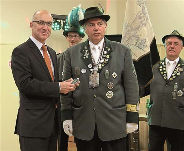 Bürgermeister Bert Spilles übergibt den „weltlichen Anerkennungsorden“ an den Schützenkönig 2013, Eckehard Haffner.