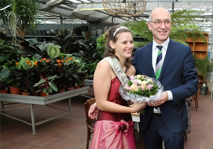 Bürgermeister Bert Spilles übernahm die Krönung von Anna Mahnig.