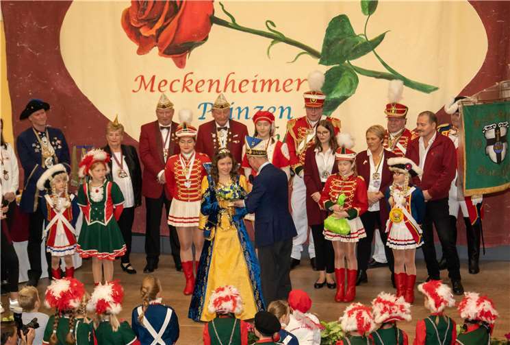 Bürgermeister Bert Spilles überreicht Blumen zur Proklamation.