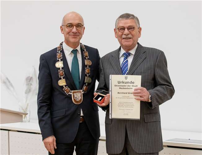 Bürgermeister Bert Spilles überreichte dem Vorsitzenden des Bürgervereins Bernhard Granz Ehrennadel und Urkunde.Fotos: CEW