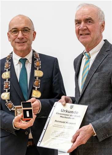 Bürgermeister Bert Spilles überreichte dem Vorsitzenden des Fördervereins das Hallenbads Bernhard Granz die Ehrennadel und eine Urkunde.