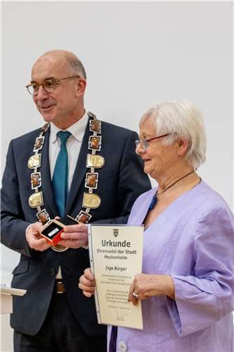 Bürgermeister Bert Spilles überreichte der stellvertretenden Vorsitzenden des Fördervereins Inge Bürger die Ehrennadel und eine Urkunde.