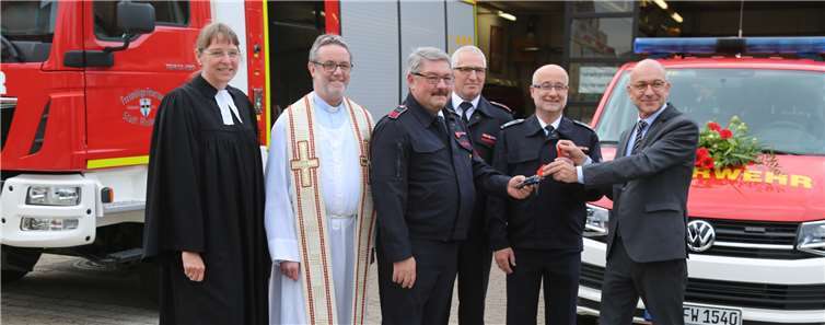 Bürgermeister Bert Spilles überreichte im Beisein der beiden Pfarrer die Autoschlüssel an die Feuerwehr.Fotos: StF