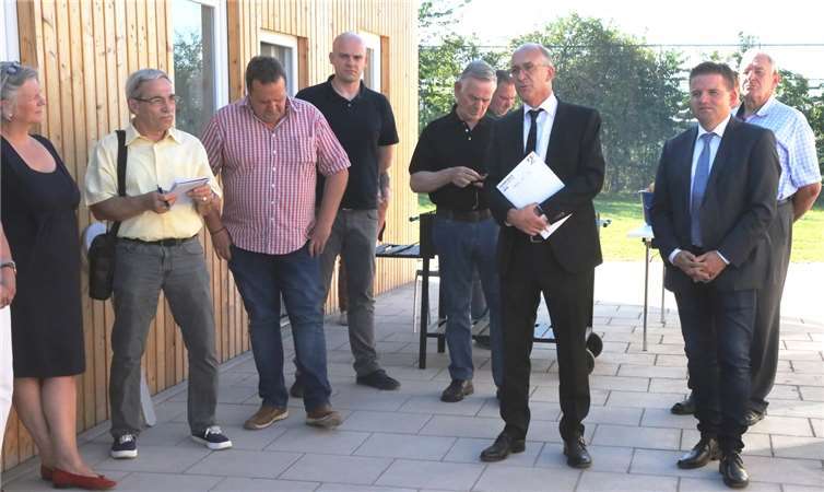 Bürgermeister Bert Spilles und Beigeordneter Holger Jung erläuterten den Anwohnern die neuen Unterkünfte. -StF-