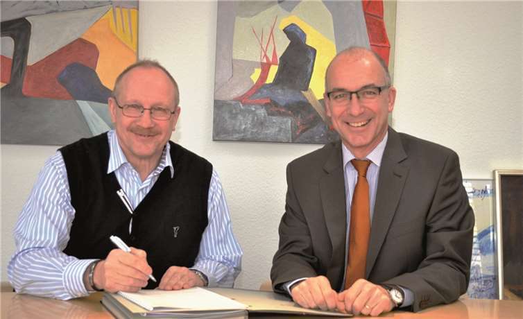 Bürgermeister Bert Spilles und Peter Lambrich als Personalratsvorsitzender unterzeichnen das Personalentwicklungskonzept der Stadt Meckenheim. Stadt Meckenheim