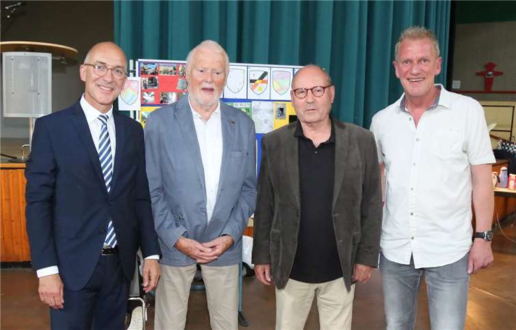 Bürgermeister Bert Spilles und Rektor Peter Hauck mit denehemaligen Schulleitern Reiner Linzenmeier und Werner Paulsen. Foto: StF