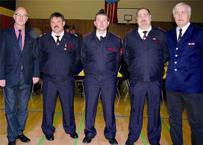 Bürgermeister Bert Spilles und Stadtwehrleiter Günter Wiegershaus mit den Geehrten Markus Kolvenbach, Wolfgang Goldstein und Karl-Heinz Müller. LÜ