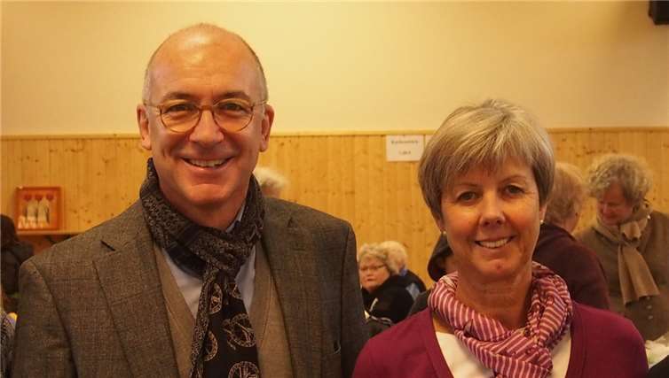 Bürgermeister Bert Spilles und die Vorsitzende Marianne Mickley auf dem traditionellen Wohltätigkeitsbasar.privat