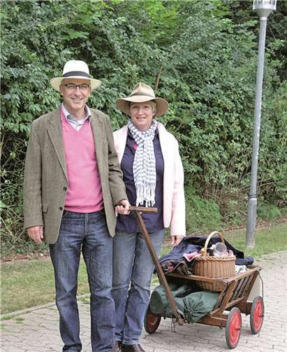 Bürgermeister Bert Spilles und seine Frau Christine ließen sich bereits die 4. Nacht unter der Kastanie nicht entgehen.STEIN