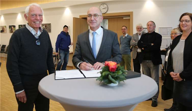 Bürgermeister Bert Spilles undDr. Gerd Dreweke unterzeichneten den Schenkungsvertrag.