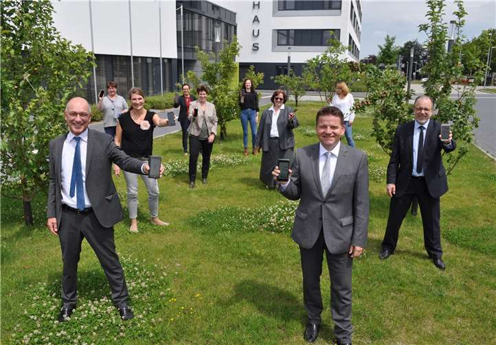 Bürgermeister Bert Spilles (vorne links), der Erste Beigeordnete Holger Jung (vorne rechts), der Technische Beigeordnete Heinz-Peter Witt (rechts) Kämmerin Pia-Maria Gietz (4.v.r.) und das Team des Stabes außergewöhnlicher Ereignisse (SAE). Foto: Stadt Meckenheim