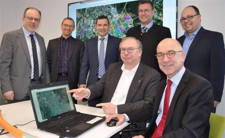 Bürgermeister Bert Spilles (vorne rechts) und bn:t-Geschäftsführer Günther Blatzheim (vorne links) setzen auf den Ausbau des Glasfasernetzes in Meckenheim. Im Rathaus ebenfalls dabei, hinten von links: Heinz-Peter Witt (Technischer Beigeordneter), Dirk Schwindenhammer (Wirtschaftsförderer), Nikolaos Pantios (Vertriebsleiter Telekommunikations Services bn:t), Marcus Witsch (Leiter städtischer Fachbereich Verkehr und Grünflächen) sowie Mike Brüggemann (städtischer Fachbereich Verkehr und Grünflächen).Foto: Stadt Meckenheim