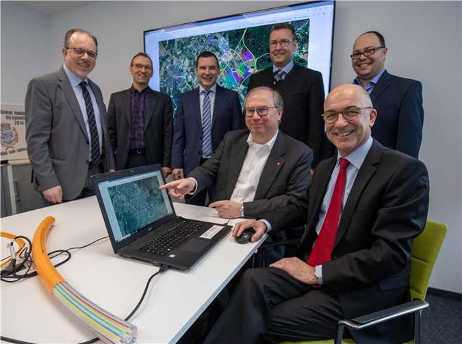 Bürgermeister Bert Spilles (v.r.) und Günther Blatzheim (v.l.) sowie die Mitarbeiter von Stadt und bn:t stehen für den Ausbau in den Startlöchern.Fotos: CEW