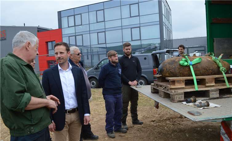 Bürgermeister Björn Ingendahl (2. v. l.) zeigte sich gegenüber Frank Bender (l.) und dessen Kollegen vom Kampfmittelräumdienst erleichtert über die Entschärfung der Bombe. Fotos: AB