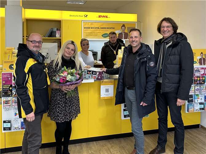 Bürgermeister Björn Ingendahl (2. v. r.) besuchte die neue Postfiliale in der Remagener Innenstadt. Das Bild zeigt ihn gemeinsam mit (von links nach rechts) Peter Mayer, Regionaler Politikbeauftragter der Deutschen Post, Geschäftsinhaberin Sevinc Nalca, Mitarbeiterin Sevil Deniz, Vertriebsmanager Alexander Buchert, und Marc Bors, in der Stadt Remagen für Stadtmarketing zuständig.  Foto: DHL Group
