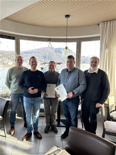 Bürgermeister Björn Ingendahl (2. von links) überreicht Urkunden für 25-jährige Dienstjubiläen in kleiner Feierstunde.  Foto: Svenja Markovic