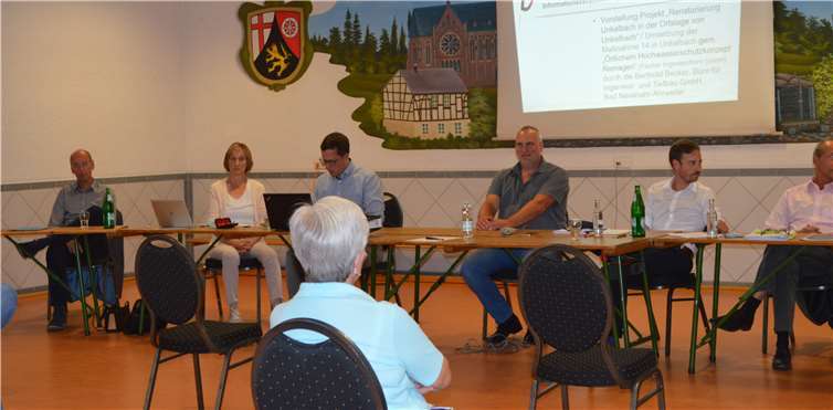 Bürgermeister Björn Ingendahl (2.v.re.) moderierte die Veranstaltung.Fotos: AB