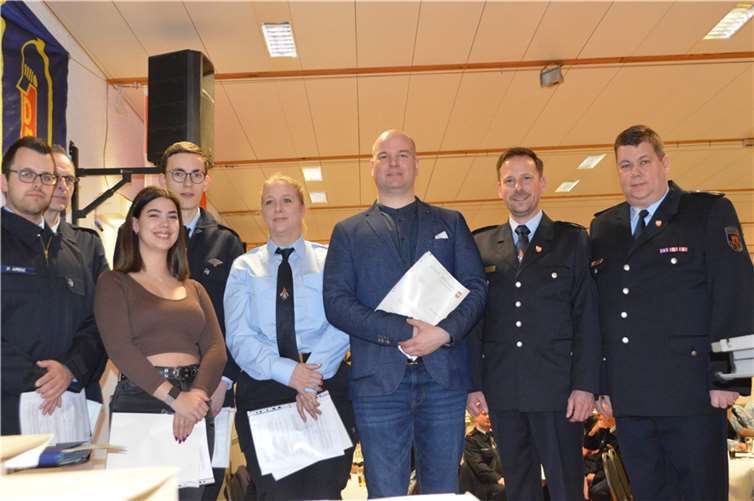 Dank galt allen Einsatzkräften für ihren unbezahlbaren Einsatz Bürgermeister Björn Ingendahl (2.v.re.) und Stadtwehrleiter Ingo Wolf (re.) verpflichteten die „Neuen“. Fotos: AB