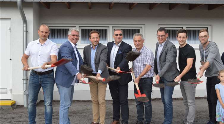 Bürgermeister Björn Ingendahl (3. v. l.), Kreisbeigeordneter und Landtagsabgeordneter Horst Gies (4. v. l.), Ortsvorsteher Axel Blumenstein (3. v. r.), Bauberater Martin Dinkelbach (2. v. l.) und der Vorstand des SV Kripp mit den Vorsitzenden Klaus Krämer und Marc Göttlicher beim Spatenstich zum Erweiterungsbau. Fotos: AB