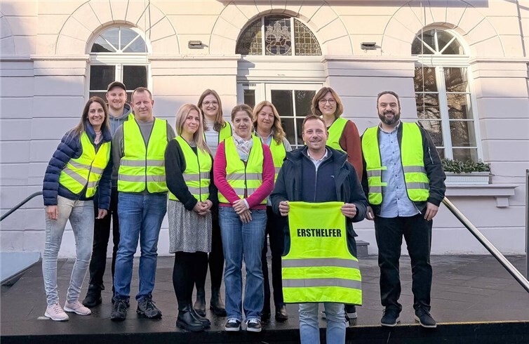 Bürgermeister Björn Ingendahl (3. v.r.) mit den neu bestellten Ersthelfenden der Verwaltung der Stadt Remagen.  Foto: Cathrin Robbel