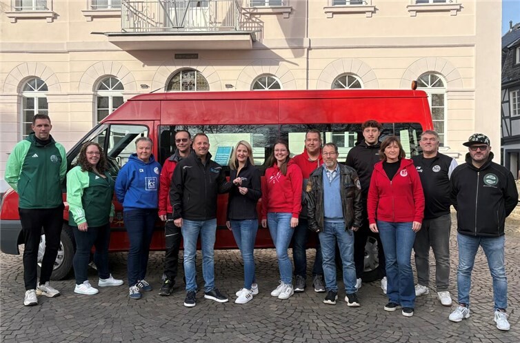Bürgermeister Björn Ingendahl (5.v.l.) übergibt den VereinsBus mit der symbolischen Schlüsselübergabe an die anwesenden VereinsvertreterInnen.  Foto: Oliver Schendel